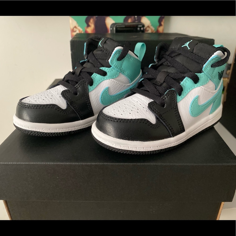 Toddler size 7 black/white/aqua